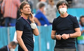 Bietet gegen Weltmeister Frankreich exakt jene Formation auf, die im letzten Testspiel gegen Lettland mit 7:1 gewonnen hatte: Joachim Löw. - Foto: Federico Gambarini/dpa