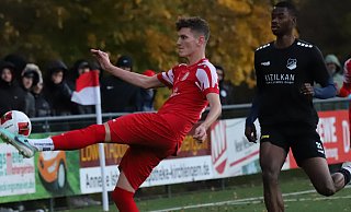 FC RW Kirchlengern mit Manuel Rhade (rot) schlägt Theesen und lauert nun auf dem zweiten Platz hinter dem Tabellenführer. - N. Gessat
