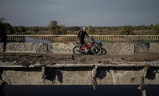 Die Brücken über den Fluss Oskil bei Kupjansk sind nach dreieinhalb Jahren Krieg weitgehend zerstört. (Archivbild) - Evgeniy Maloletka/AP/dpa