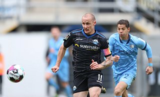 SCP-Stürmer Sven Michel (l.), der hier den Bochumer Rechtsverteidiger Christian Gamboa stehen lässt, verbuchte am Samstag einen Treffer und einen Assist. - picture alliance/dpa