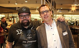Timo Hinkelmann und Thorsten Take bitten zur Eröffnung des neuen Marktkauf-Eingangsbereiches zu Tisch. - Eike J. Horstmann