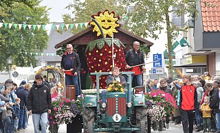 Auch in diesem Jahr bestaunen tausende Besucher die aufwendig gestalteten Wagen in Herzebrock-Clarholz beim Erntedankfestumzug. - sport/presse/foto Dünhölter