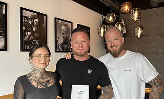 Violetta Traut (v.l.), Andreas Maciejewski und Malte Raskop tätowieren am Samstag für den guten Zweck. Vor Ort kann man sich direkt über die DKMS registrieren lassen und als Stammzellenspender Leben retten. - Jule Prietzel