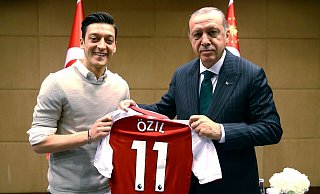 Mesut Özil und Recep Tayyip Erdogan am 14.05.2018. Der Fußballer hat erneut ein Foto mit dem wiedergewählten türkischen Präsidenten geteilt. - -/Pool Presdential Press Service/AP/dpa