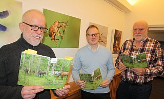 Der Nabu-Kreisvorsitzende Otmar Lüke (v. l.), Dirk Tornede (Leiter Nabu-Informationszentrum) und Hans Günter Festl von der Ortsgruppe Bad Lippspringe präsentieren das Jahresheft des Nabu. - Uwe Müller