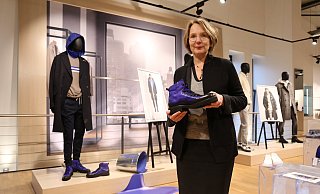 Marke „Baldessarini", inspiriert von Yves Klein: Unternehmens-Chefin Stella Ahlers präsentiert einen Schuh aus der neuen Kollektion. - Lena Kley