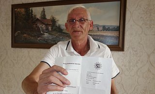 Heinrich Traue aus Minden hat es schwarz auf weiß von der Gütersloher Polizei: Das Phantom ist überführt. - Foto: Stefan Koch