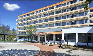 In diesem Gebäude, das auf dem neuesten Stand ist, hat die Klinik heute ihren Sitz. - Rolf Lang