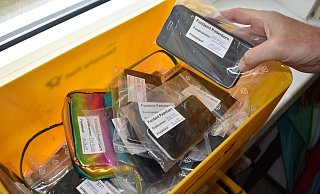 Mein Fundhandy wandert in die Kiste: Im Fundbüro der Stadt Paderborn warten viele Smartphones darauf, dass ihre Besitzer sie abholen. - Svenja Ludwig