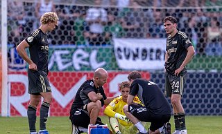Torwart Frederik Rönnow wurde schwindelig und musste ausgewechselt werden. - David Inderlied/dpa