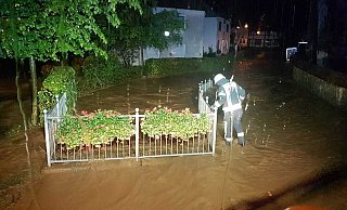 Wieder ergießen sich die Wassermassen durch Erkeln. - Feuerwehr Erkeln/Frank Löneke