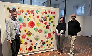 Kurator Stephan Trescher (links), Volontärin Naoimi Richter und Maximilian Zindler, Leiter des Kulturamts, freuen sich auf die Eröffnung der Doppelausstellung. - Jule Prietzel