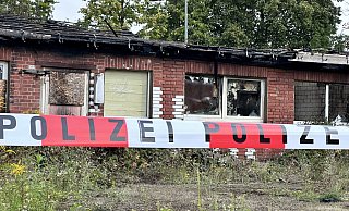 Zahlreiche zerborstene Scheiben sowie das komplett zerstörte Dach zeigen am Tag nach dem Brand, wie schwer das Feuer am Dienstag gewütet hat. Die Polizei hat die Ruine weiträumig abgesperrt. MT-Foto: - Patrick Schwemling