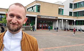 Erprobungsstufenkoordinator Frank Lütkebohmert hatte Sebastian Fietkau (Foto) zum Gespräch mit den Schülerinnen und Schülern der Jahrgangsstufen 8 und 9 ins Hüffertgymnasium eingeladen. - Dieter Scholz