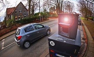 Die Fotomontage zeigt Blitzer "Bernhard" im Einsatz in Bielefeld. - Sarah Jonek