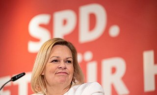 Innenministerin Nancy Faeser(SPD) steht als erste Frau in der Geschichte der Bundesrepublik an der Spitze des Bundesinnenministeriums. - Hannes P. Albert/dpa