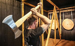 In den Axtwurf-Bars wird auch mit Doppeläxten auf radartige Baumstamm-Platten geworfen. - dpa