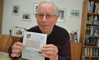 John Gibson zeigt, wie sich das Logo und der Name des Vereins ändern sollen. Der 85-jährige Brite hat zudem gerade einen Brief an Ursula von der Leyen verfasst. - Karin Prignitz