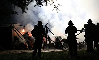 Einsatz: Feuerwehr an der brennenden Scheune. - Simone Flörke