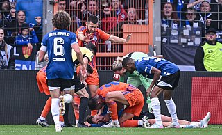 Arminias Joel Grodowski wird von Schalkes Nikola Katic in die stabile Seitenlage gebracht. Er war kurz bewusstlos. - KROEGER/RHR-FOTO