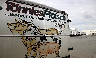 Der massive Ausbruch des Coronavirus im Tönnies-Konzern im Sommer hatte dem Kreis Gütersloh einen lokalen Lockdown beschert. - picture alliance / Geisler-Fotopress