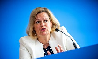 Innenministerin Nancy Faeser fordert von der UEFA eine Reaktion auf die Wolfsgruß-Geste des türkischen Spielers Merih Demiral. - Michael Kappeler/dpa