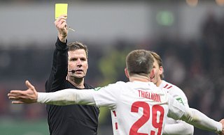 Am 5. Februar pfiff Frank Willenborg das DFB-Pokal-Viertelfinale zwischen Leverkusen und Köln. Die Kölner haderten anschließend mit dem Referee, der am Samstag nun die Partie zwischen Paderborn und dem Effzeh leitet. - picture alliance