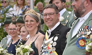 Die Schützen jubeln, die Regenten auch: Judith und Lars Jubitz beim Umzug im Sommer 2024 durch Höxter. - Thomas Kube/Archiv