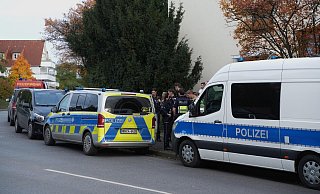 Polizeibeamte ermitteln nach dem versuchten Totschalglag an der Werler Straße in Bad Salzuflen am Freitag, 10. Oktober. - Die Blaulichtreporter