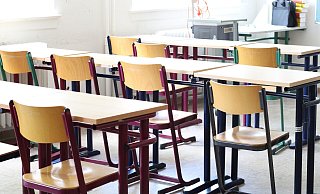 Leerer Klassenraum: Wenn Schüler dem Unterricht regelmäßig fernbleiben, wird das zu einem ernsten Problem. - Pixabay/Ali_Ahmad_DANESH