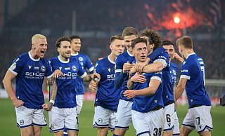 Die Arminen feiern in der Bielefelder Schüco-Arena ihren Führungstorschützen Marius Wörl (vorne). - Oliver Krato