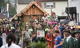 ilde Männer und Frauen waren mit im Festumzug beim Heimatfest – sie erinnerten an den sagenumwobenen Ovo, den Namensgeber des Dorfes. - Thomas Kube