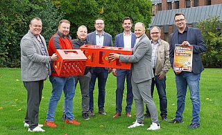 Die Mitglieder des Werberings möchten auf das Programm zum Michaelismarkt hinweisen; Bernhard Fischer (v. l.), Markus Härmens, Martin Braun, Alexander Kleinschmidt, Thomas Albers (Vereinigte Volksbank Brakel), Jonas Denecke, Rainer Schäfers und Andreas Tebbe. - Stadt