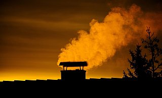 Durch den Kamin: Auch heimische Feuerstellen tragen im Kreis Höxter zur Feinstaubbelastung bei. - Pixabay/minka2507