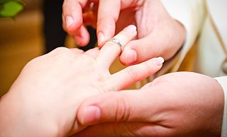 Für mehrere Brautpaare entpuppte sich die erhoffte Traumhochzeit im Schloss Rheder zu einem Ärgernis: Die Kosten für die Feier waren deutlich angestiegen. - Pixabay/MarinaPanina