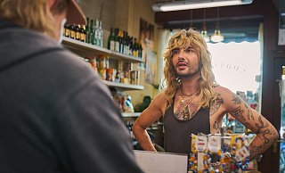 Szene aus "Späti": Bill Kaulitz (Bill Kaulitz, r.) kann nicht fassen, dass Fred (Wilson Gonzalez, l.) so verpeilt ist. - ZDF und Norman Keutgen Szene aus "Späti": Bill Kaulitz (Bill Kaulitz, r.) kann nicht fassen, dass Fred (Wilson Gonzalez, l.) so verpeilt ist. - ZDF und Norman Keutgen
