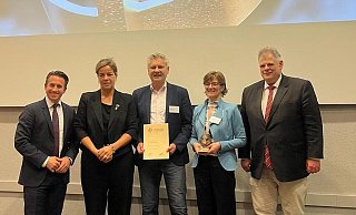 Christian Mildenberger (NRW.Energy4Climate, v. l.), Mona Neubauer (NRW Ministerin), Preisträger Günter Voß und Ute Dülfer (Energiestadt Lichtenau) und Stefan Grüger (Präsident von Eurosolar). - Jule Prietzel