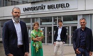 Björn Spittau, neuer Professor für Anatomie, wird begrüßt von Gründungsdekanin Claudia Hornberg, Fakultätsgeschäftsführer  Frank Lohkamp und Gerhard Sagerer, Rektor der Universität Bielefeld (v. l.). - Universität Bielefeld/S. Sättele