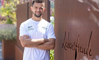 Das Motto "Lebensfreude", das auf dieser Metalltafel am Teamhotel in Tirol verewigt ist, passt zu Visar Musliu. Der SCP-Neuzugang hat stets ein Lächeln auf den Lippen. - Oliver Krato