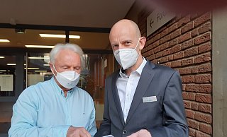 Chefplaner Carsten-Alexander Müller (rechts) und Michael Müller von der Wählergemeinschaft Porta im Gespräch. Foto: Dirk Haunhorst - Dirk Haunhorst