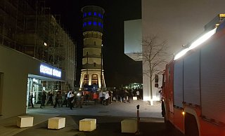 Nach der Entwarnung machten sich die rund 540 Besucher, die bedingt durch den Feueralarm in der Stadthalle kurzzeitig Unterschlupf gefunden hatten, wieder auf den Rückweg ins Theater. - Matthias Gans