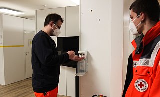 Ständige Händedesinfektion ist im Impfzentrum Pflicht. - Wiebke Wellnitz