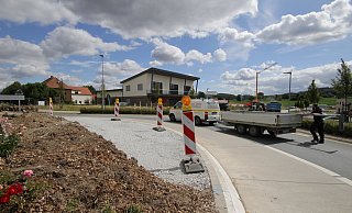 Der Kreisel in Borgholzhausen wird für den Schwertransport nach Werther vorbereitet. - Melanie Wigger