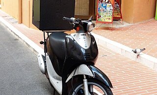 Nachdem der Pizzabote seinen Motorroller in Paderborn-Elsen abgestellt hatte wurde er von einer Gruppe Jugendlicher ausgeraubt. (Symbobild) - Pixabay/Hans