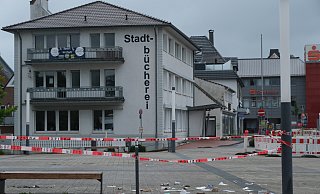 Die Polizei hat in der Nacht Teile des Findeisenplatzes gesperrt, offenbar weil Gullydecke fehlten. - Ulf Hanke