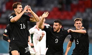 Der Herzjubel von Leon Goretzka (l) war ein EM-Moment mit ganz viel Symbolkraft. - Foto: Lukas Barth/Pool EPA/dpa