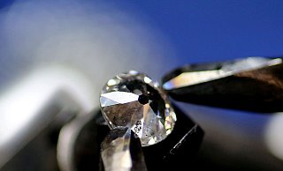 Russland gilt als weltweit größter Produzent von Rohdiamanten. 2021 hatte der staatliche Diamantenförderer Alrosa Einnahmen in Höhe von 332 Milliarden Rubel (rund 3,4 Milliarden Euro). - Oliver Berg/dpa