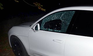 Beschädigt: An diesem an der Ecke Parkstraße/Detmolder Straße abgestellten Porsche wurde die Scheibe der Fahrerseite zerstrümmert. Foto: Polizei Minden-Lübbecke - polizei