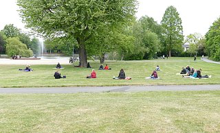 Schwiegen: Rund 20 Personen saßen am Samstag im Steinmeisterpark. - Thorsten Mailänder