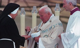 Gottesdienst in der Senne: Johannes Paul II. legt die Hostie in die Hände einer Nonne. - Reinhard Rohlf